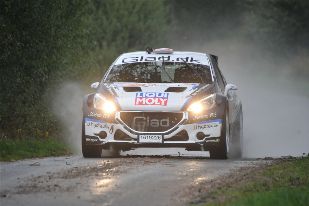 Kenneth Madsen og Mette Felthaus fører Dansk Super Rally inden næste weekends Rally Stoholm.